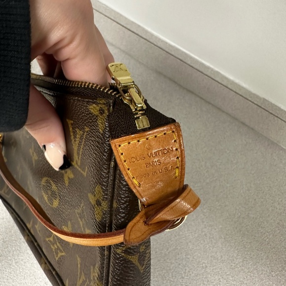 Louis Vuitton Pre-Loved Pochette - Picture 2 of 4